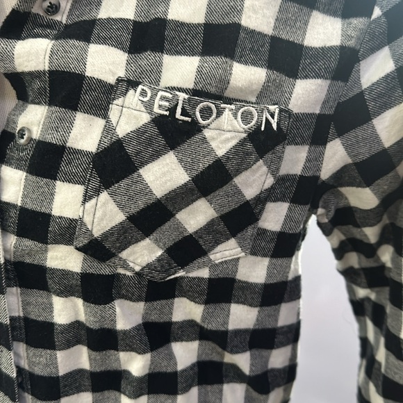 Peloton Flannel 🖤 - Picture 2 of 3